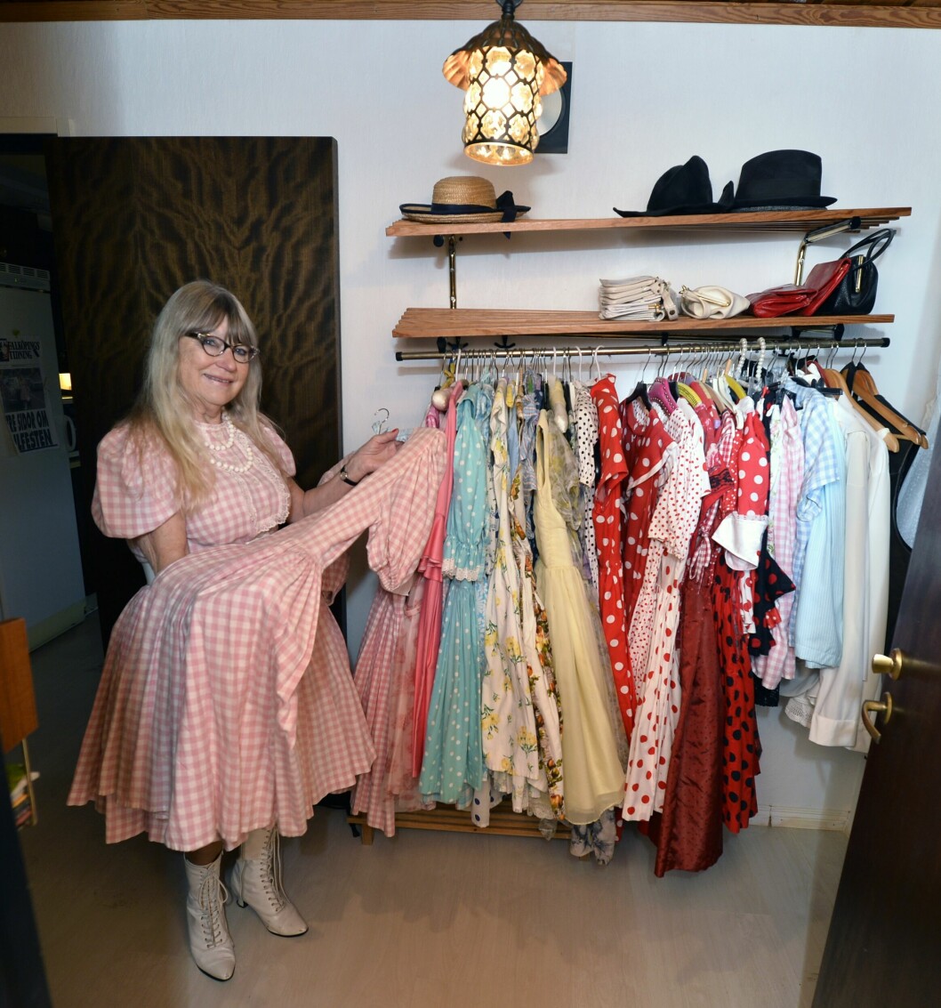 Båda klär de sig gärna i 50- och 60-talsstil och Lillian har många tidstypiska klänningar att välja mellan. Lilian bläddrar bland sina retroklänningar.