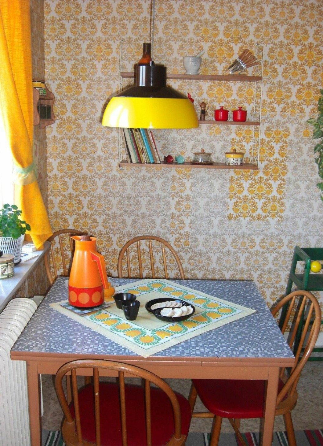 Dessa utställningsföremål har Retrovägens inititativtagare sparat och samlat in under många år. Foto: Ann-Christin Mathiasson Ett 1960-talskök-