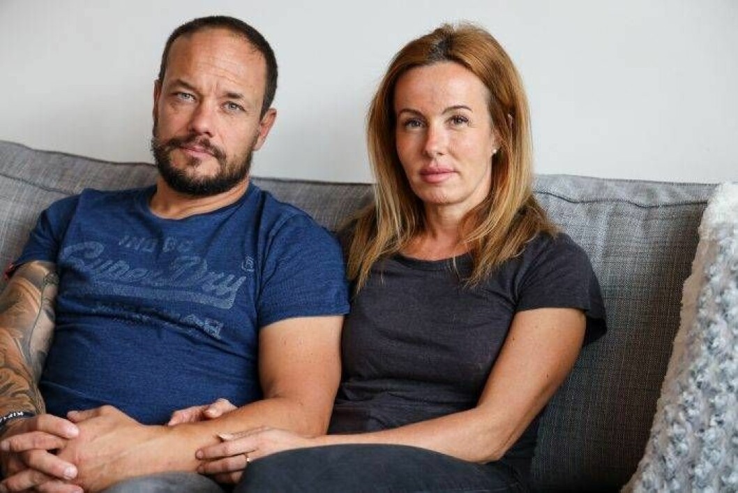 Rickard och Emma i soffan hemma i lägenheten i Malmö. Foto: Cecilia Ahle Rickard Lundqvist och Emma Aldin i soffan hemma i lägenheten i Malmö.