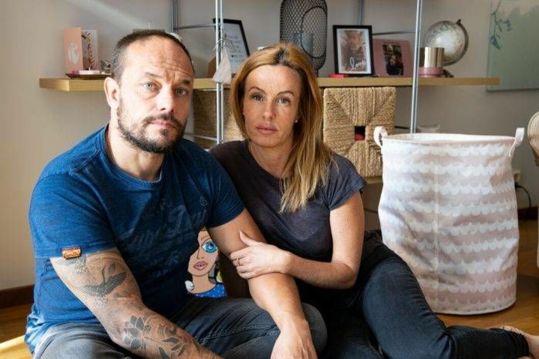 Rickard och Emma framför hyllan i vardagsrummet där de samlat bilder och andra minnen av Eleonora. Foto: Cecilia Ahle Rickard Lundqvist och Emma Aldin framför hyllan i vardagsrummet där de samlat bilder och andra minnen av dottern Eleonora Aldin som dog i februari 2019.