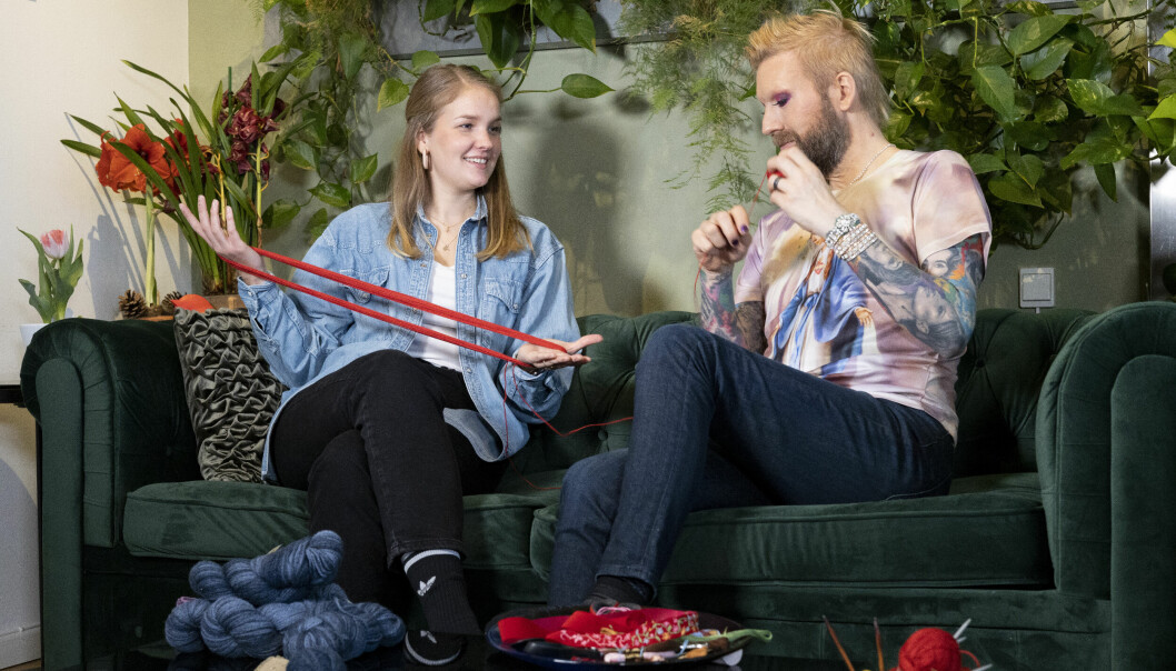 Operasångaren Rickard Söderberg handarbetar tillsammans med sin brorsdotter Malin.