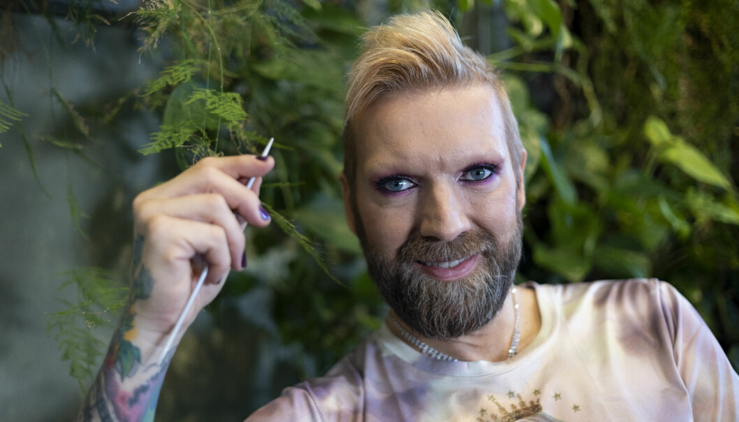 Att bara kasta sig ut och testa är Rickards bästa tips till den som vill testa på någon form av handarbete, men känner sig osäker. Operasångaren Rickard Söderberg berättar om sitt handarbetsintresse och håller en sticka i handen.