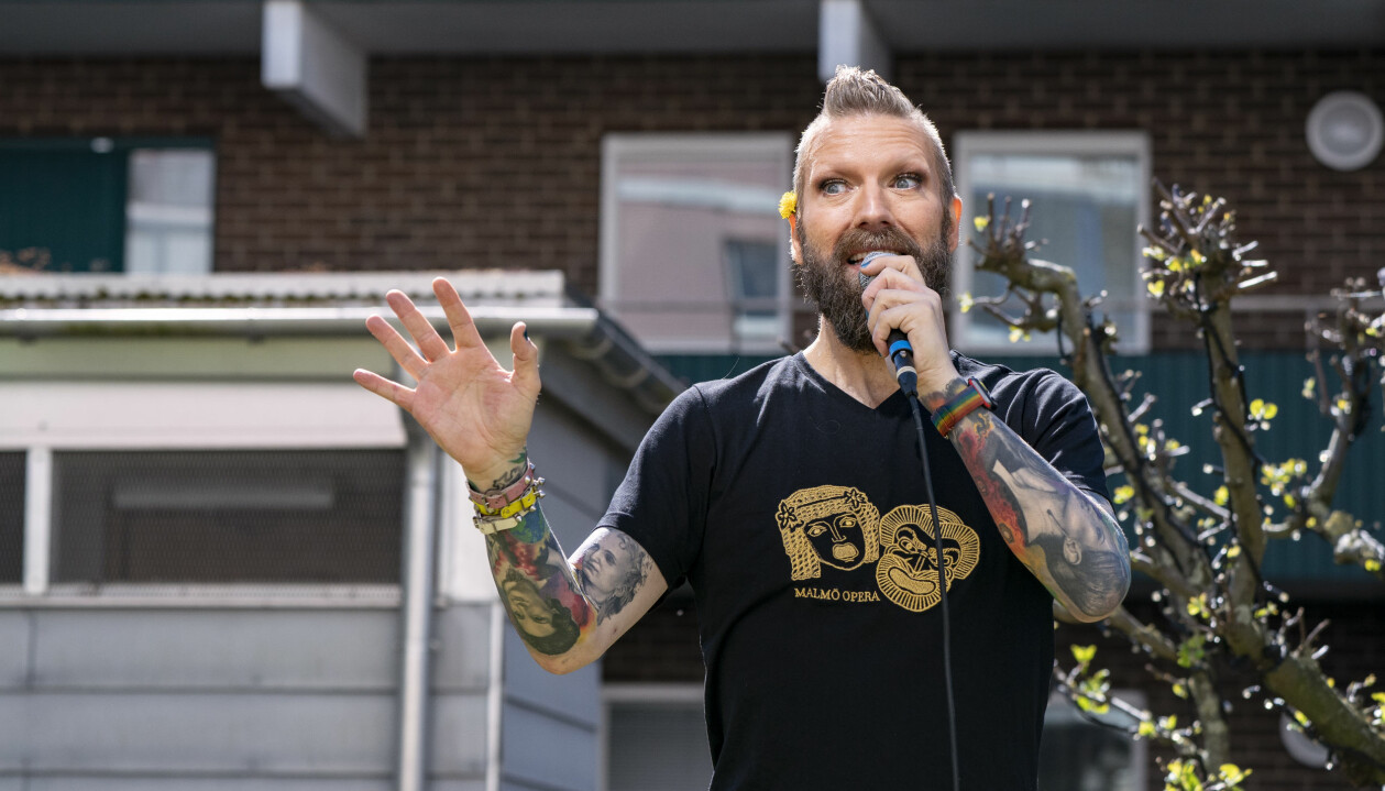 Här uppträder Rickard Söderberg på en innergård i stadsdelen Holma i Malmö, under en av Malmö operas allsångskonserter. Foto: Johan Nilsson/TT Rickard Söderberg uppträder på en innergård i Malmö.