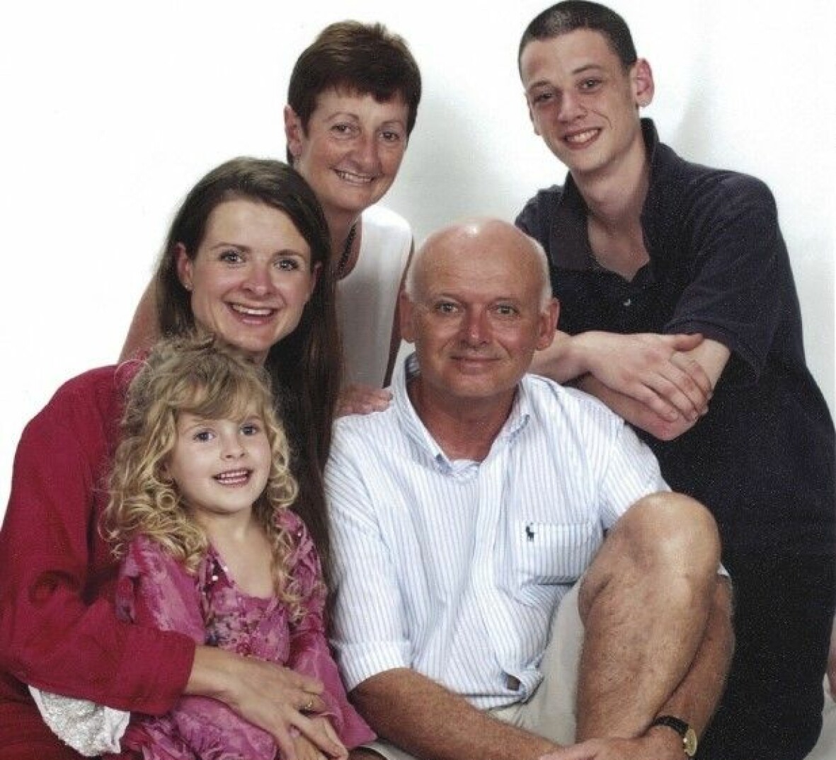 Rikke blev mycket snabbt en del av kärnfamiljen när hon reste för att träffa sin pappa i Australien. <br>Foto: privat Rikke i ett familjefoto med sin Australienska familj