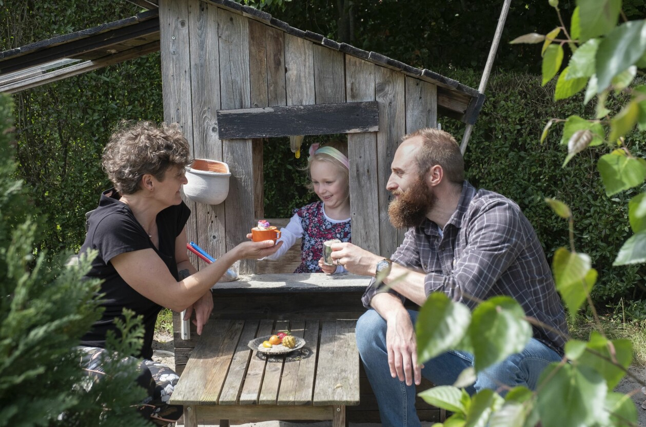 Rikke och Rene fikar med den gemensamma dottern. Rikke och Rene fikar med den gemensamma dottern.