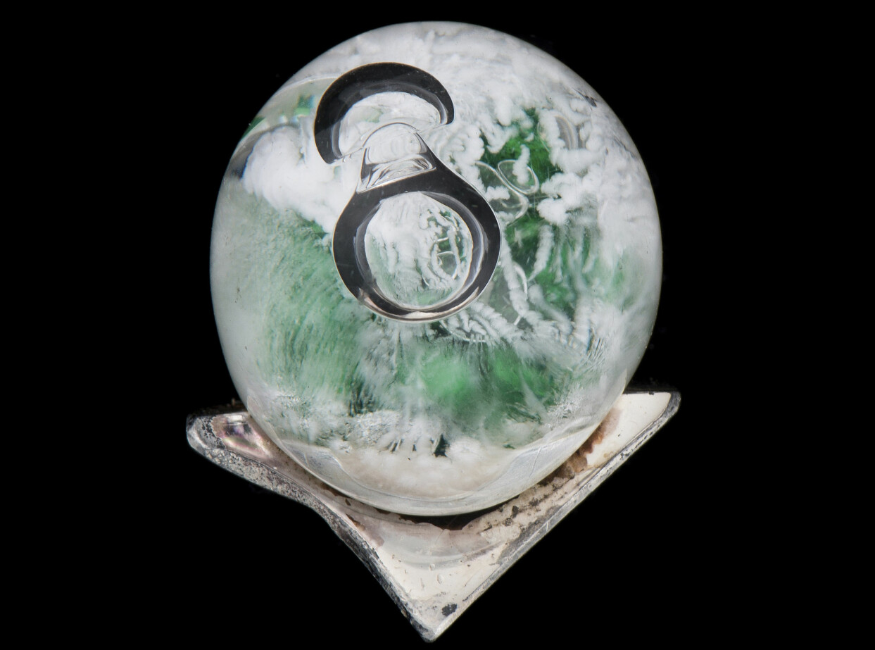 Föll Yoko Ono i smaken. Björn Weckströms skapelse från det tidiga 1970-talet, Petrified Lake, klubbades hos Bukowskis Finland 2015 då klubban föll vid 450 euro (600). Ringen Petrified Lake av Björn Weckström.