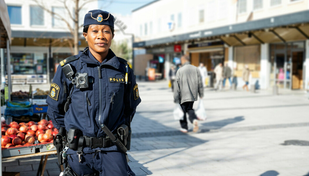 – Man kan lugnt ta en promenad här eller handla bra frukt och grönt på torget utanför tunnelbanan utan att bli rånad, säger Rissa. Rinkeby torg