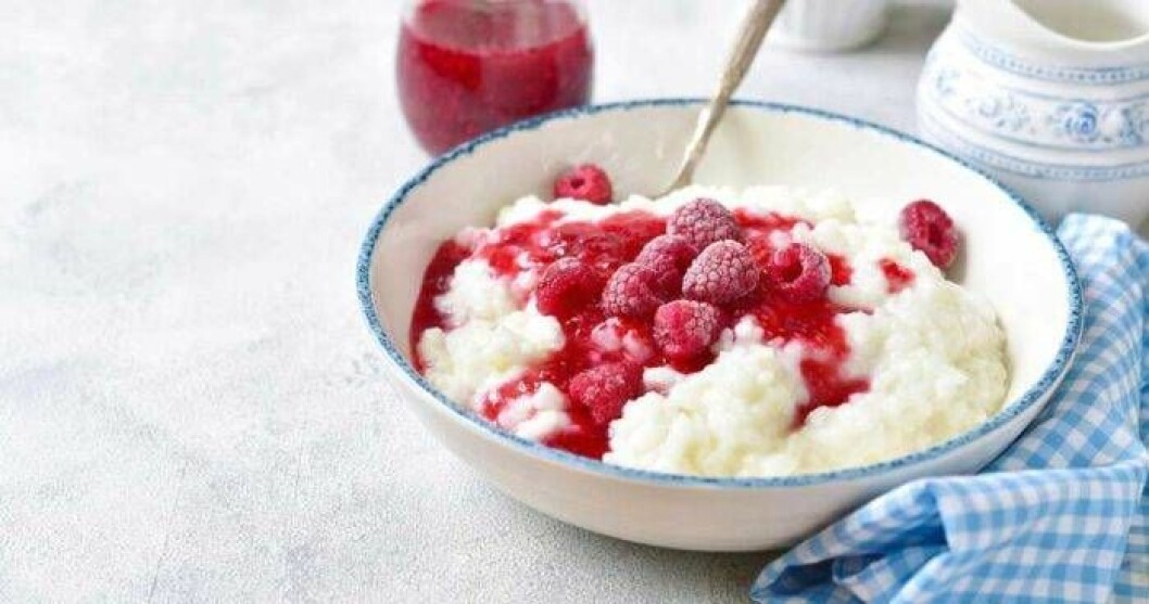 Blanda keso i risgrynsgröten! Tack vare små enkla justeringar kan du få i dig mindre socker och mer protein. Foto: Shutterstock/IBL Risgrynsgröt med keso