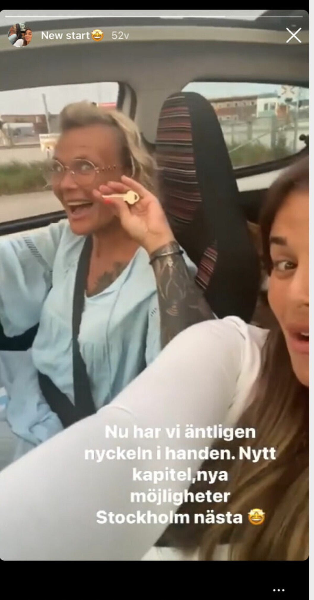 Camilla och dottern Heaven sitter i bilen och är glada och håller upp en husnyckel.