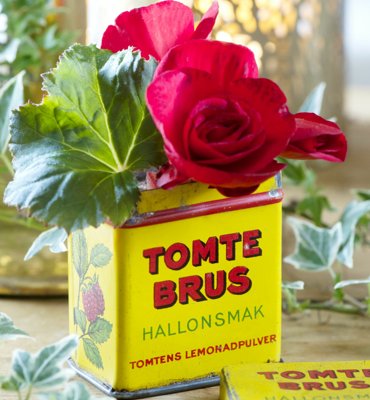 Leta fram kära minnessaker eller loppisfynd att sätta en blomma i. Det kan räcka fint med en stjälk av begonian. Röda blommor och begoniablad planterat i gammal metallburk.