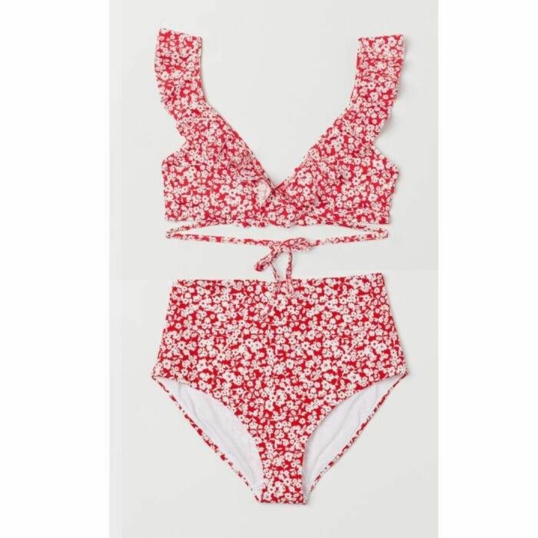 Rödblommig bikini med volanger