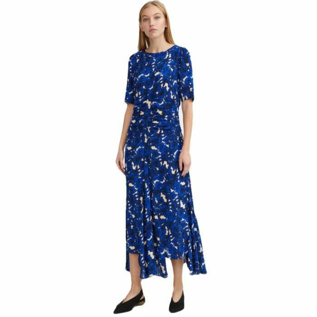 Zohra Dress från Rodebjer. <a href="https://track.adtraction.com/t/t?a=1245547082&as=1218462148&t=2&tk=1&url=https://www.rodebjer.com/se/shop/dresses-and-skirts/rodebjer-skirt-irmaline/22100641001.html" target="_blank" rel="noopener">Här kan du köpa den</a>. Blå Rodebjerklänning