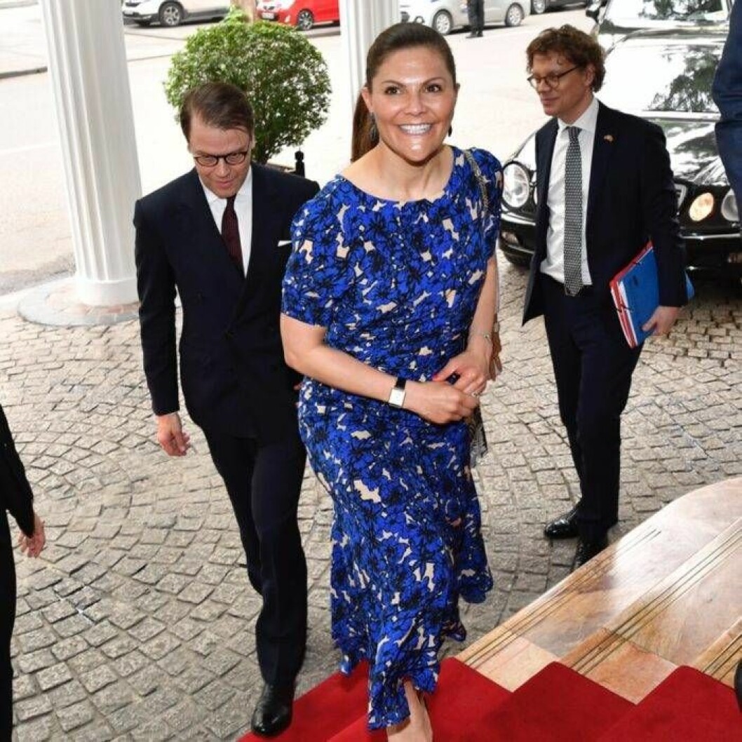 Kronprinsessan Victoria i blå Rodebjerklänning 