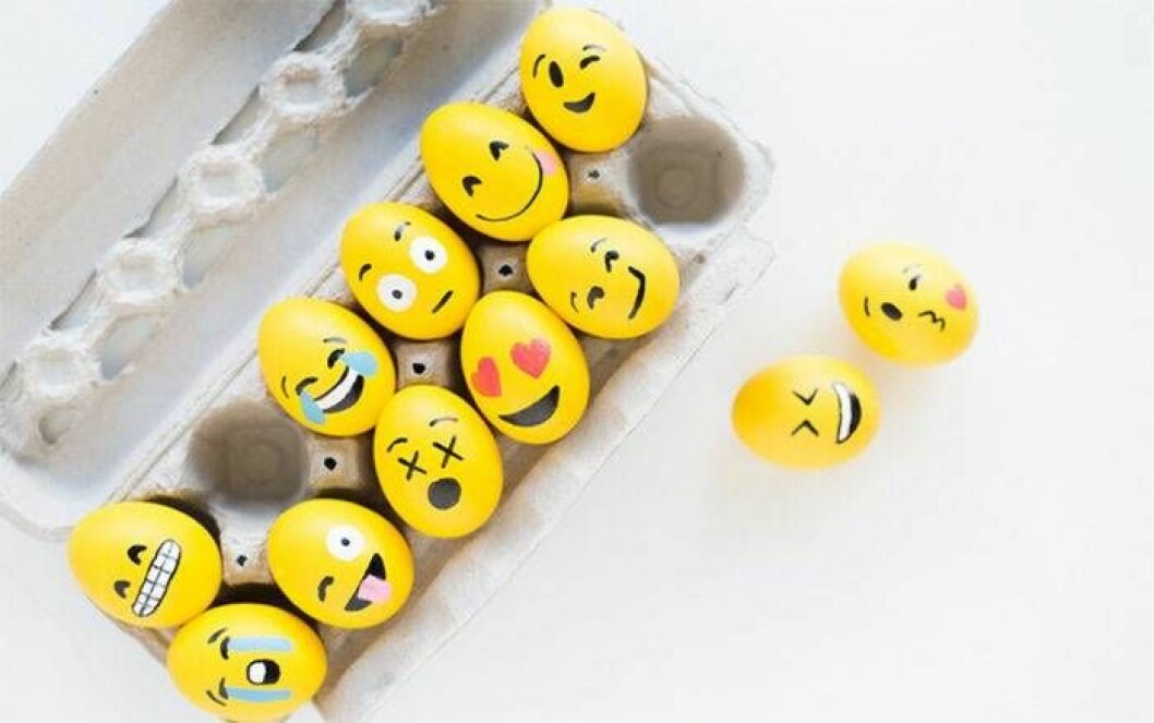 Foto: Studio DIY Måla roliga emojis på påskäggen med barnen.