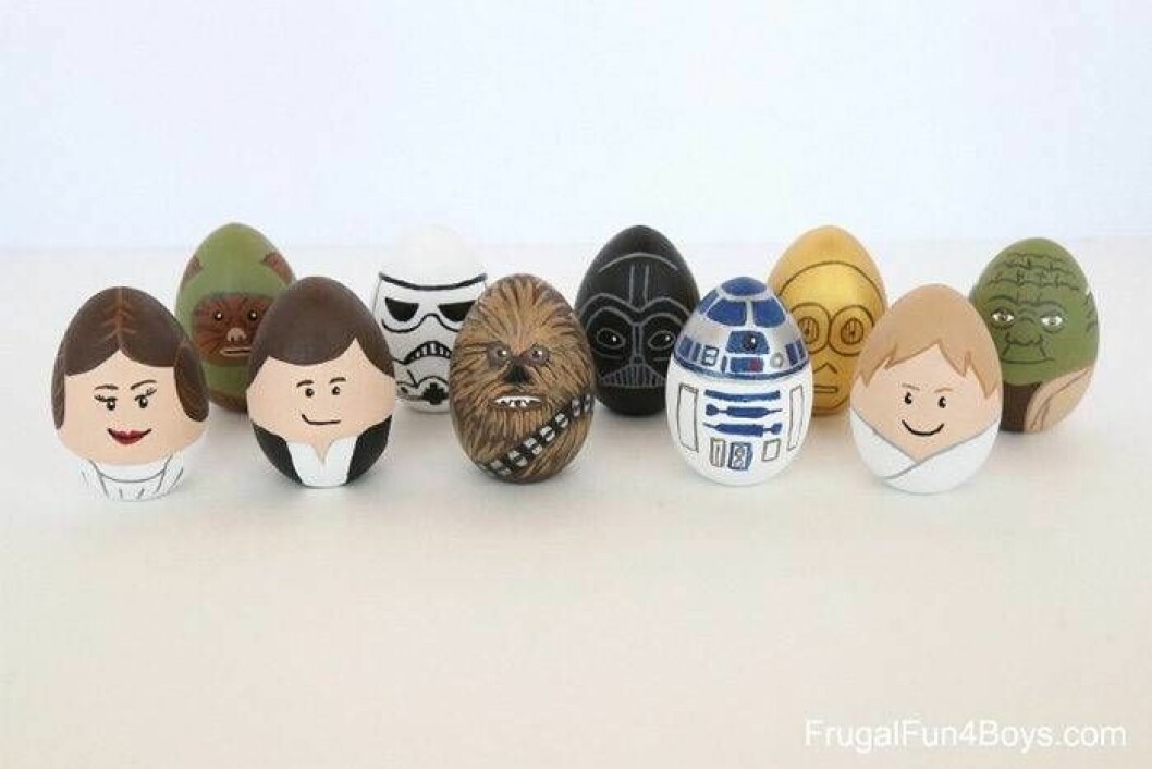 Foto: Frugal fun 4 boys Måla Star Wars-karaktärer på äggen med barnen i påsk.