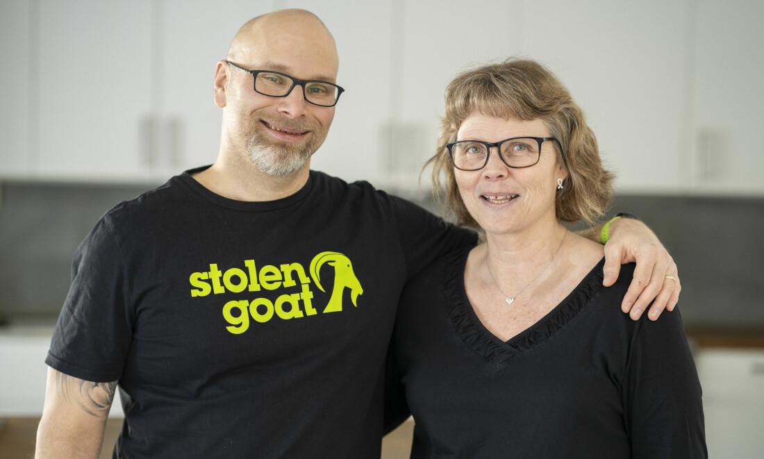 – Annelie är familjens klippa, säger Ronny. Ronny i sin specialdesignade cykeltröja kramar om kärleken sedan över 20 år, Annelie.