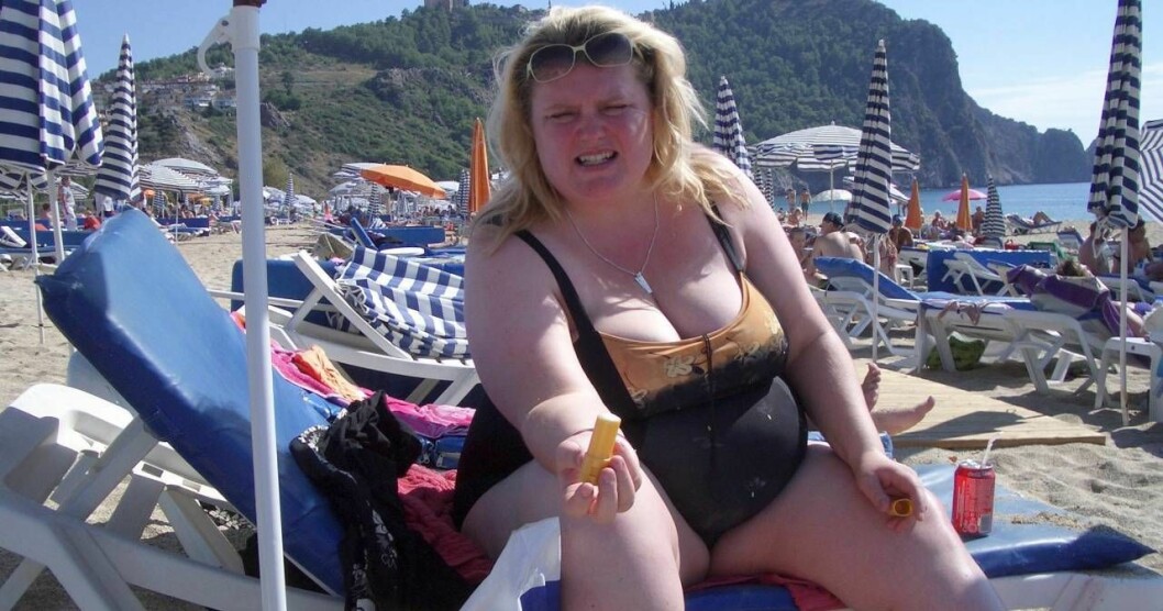Lindha, när hon vägde som mest och inte mådde bra, i en solstol på en strand. 