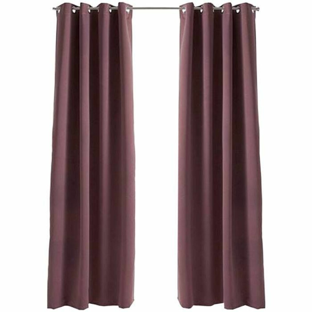 Ljungrosa gardin i polyester från Ellos Home, finns i flera färger. <a href="http://www.awin1.com/cread.php?awinaffid=439053&awinmid=8905&clickref=gardiner&p=https%3A%2F%2Fwww.ellos.se%2Fellos-home%2Fmorklaggningsgardin-fredrika-1-st%2F1062003-04" target="_blank" rel="noopener">Här kan du läsa mer och köpa dem</a>. Rosa gardiner från Ellos, mörkläggning