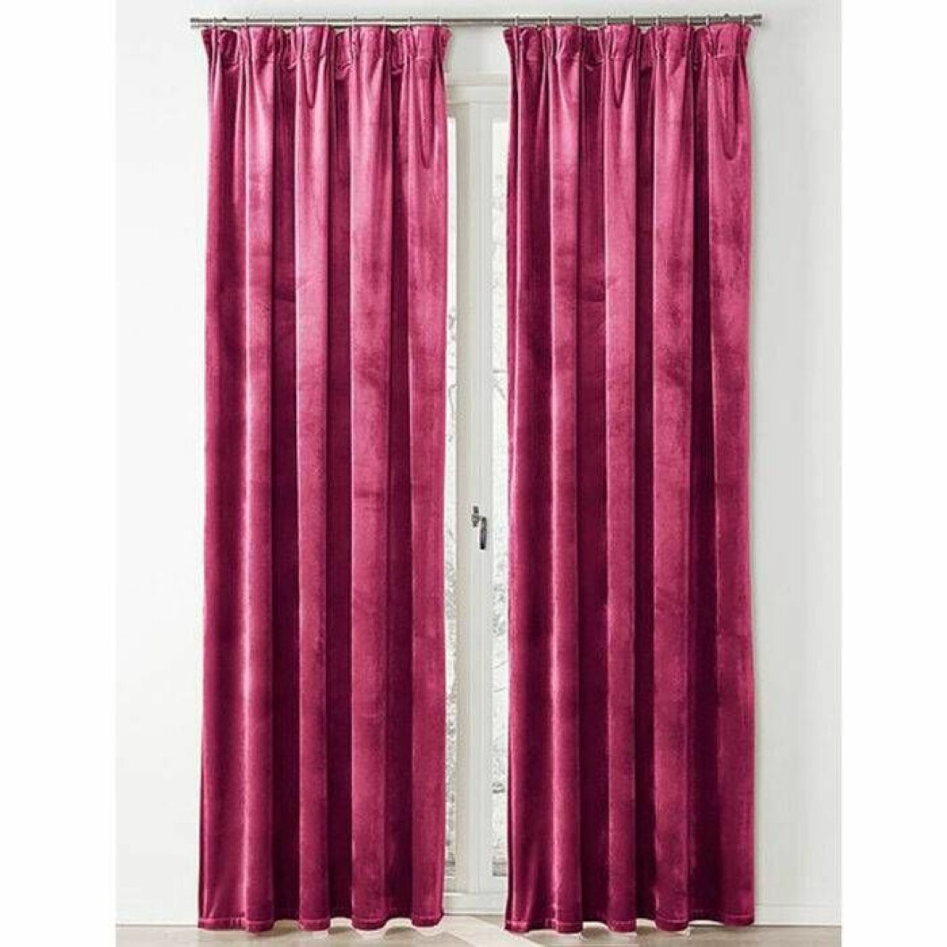 Mörkrosa sammetsgardiner från Jotex. <a href="http://www.awin1.com/cread.php?awinaffid=439053&awinmid=9961&clickref=gardiner&p=https%3A%2F%2Fwww.jotex.se%2Fsimone%2Fsimone-multifunktionsgardin-2-pack%2F1043903-18" target="_blank" rel="noopener">Här kan du läsa mer och köpa dem</a>. Rosa sammetsgardiner