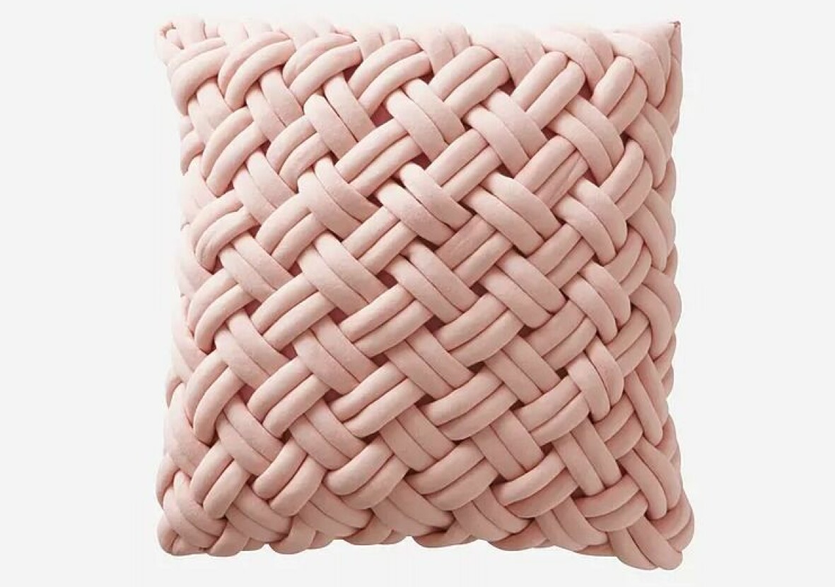 Rosa kuddfodral med knutar.