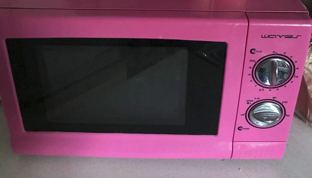 En stor del av hemmet går i rosa, som till exempel mikrovågsugnen. Rosa mikrovågsugn hemma hos Louise Tanten Johqvist.