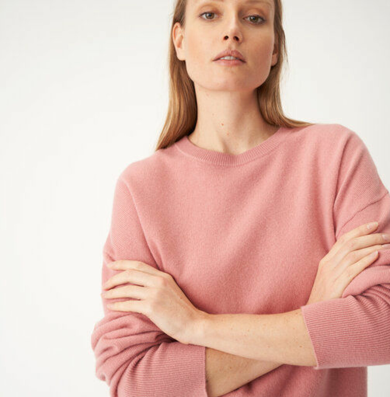 Rosa slätstickad tröja med rund hals och ribbade muddar, från Wera hos Åhléns