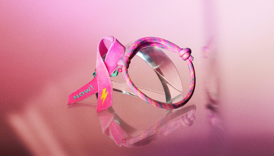 Cancerfondens rosa band 2022, designad av Emma Örtlund.