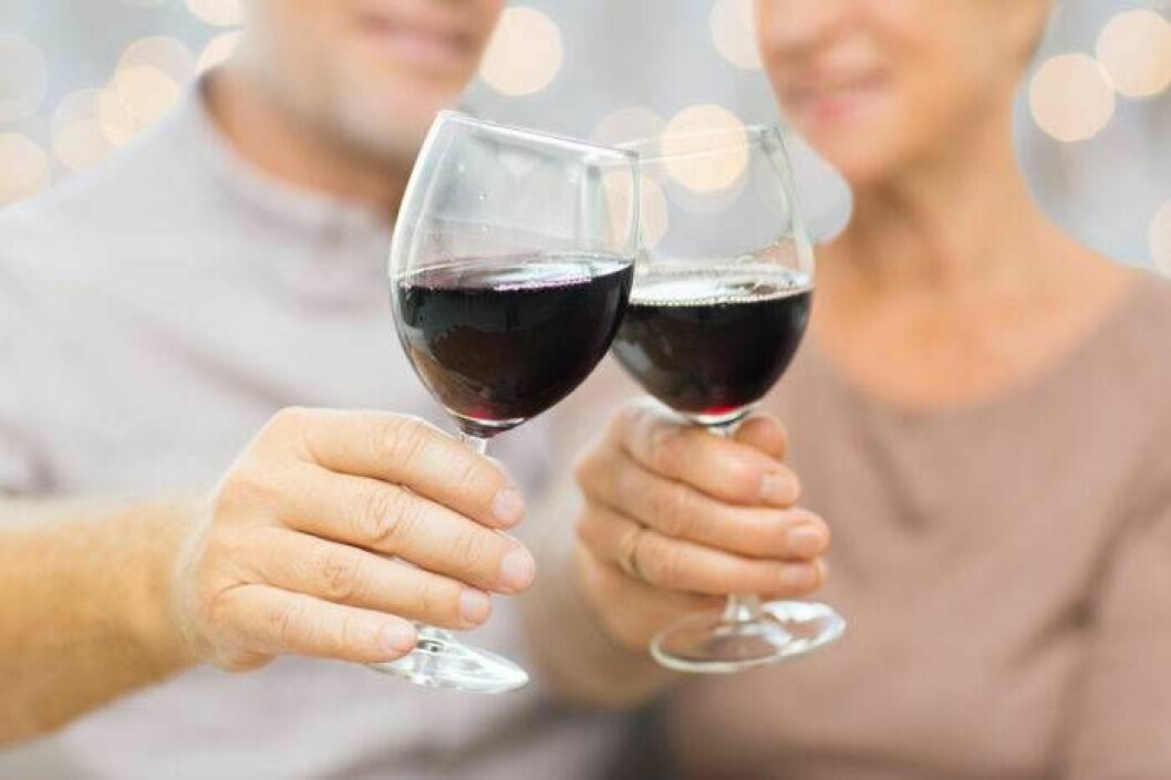 Ett par skålar i rött vin.
