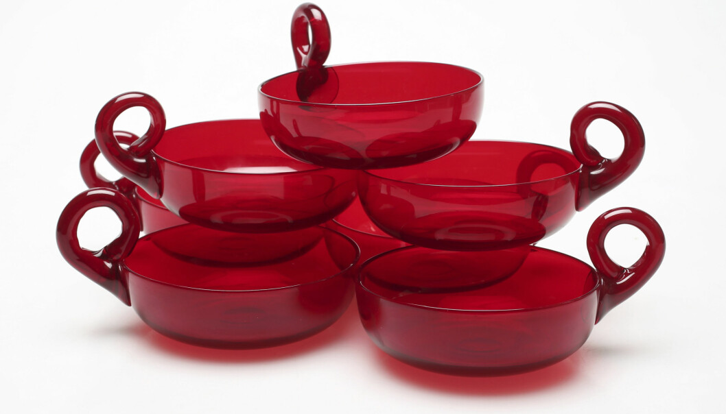 <span class=" italic" data-lab-italic_desktop="italic">Saladjär</span> av Björn Trägårdh för Reijmyre Glasbruk. Den är ovanlig i rött, men kan hittas i blått och grönt. Ett rop med sju stycken röda klubbades för några år sedan på Auktionshuset Gomér & Andersson för 450 kronor. Maxbredden är 15 cm. Sju röda salladsskålar med öron.