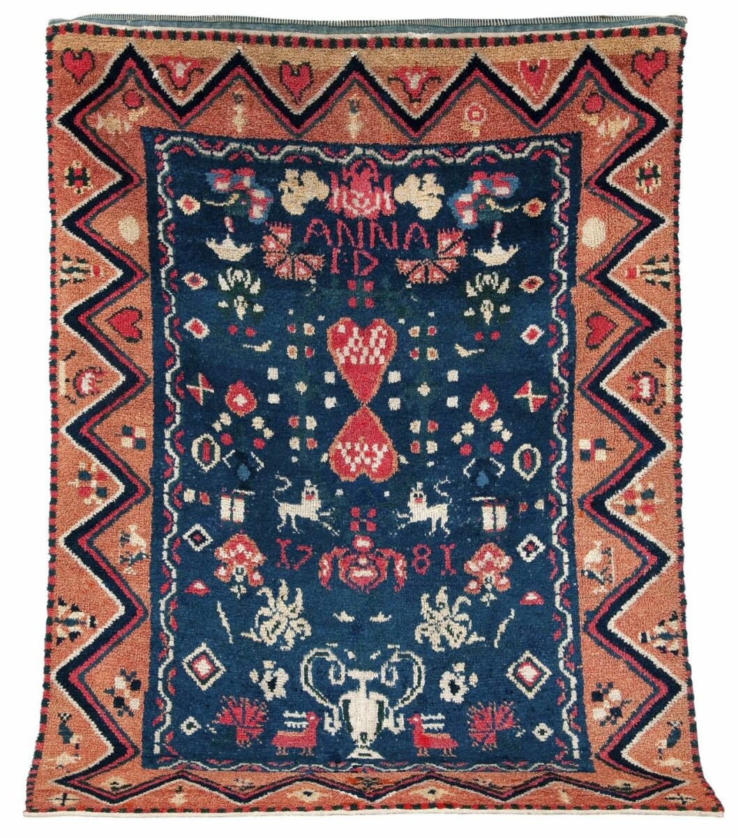 Vacker allmogerya prydd med djur, hjärtan, vaser och blommor. Ryan är märkt ”Anna I:D, 1781 och mäter 220 x 155 cm. Klubban svingades upp till 4152 euro inklusive köparprovision på Bukowskis Helsingfors 2011. Ryan med djur, hjärtan, vaser och blommor