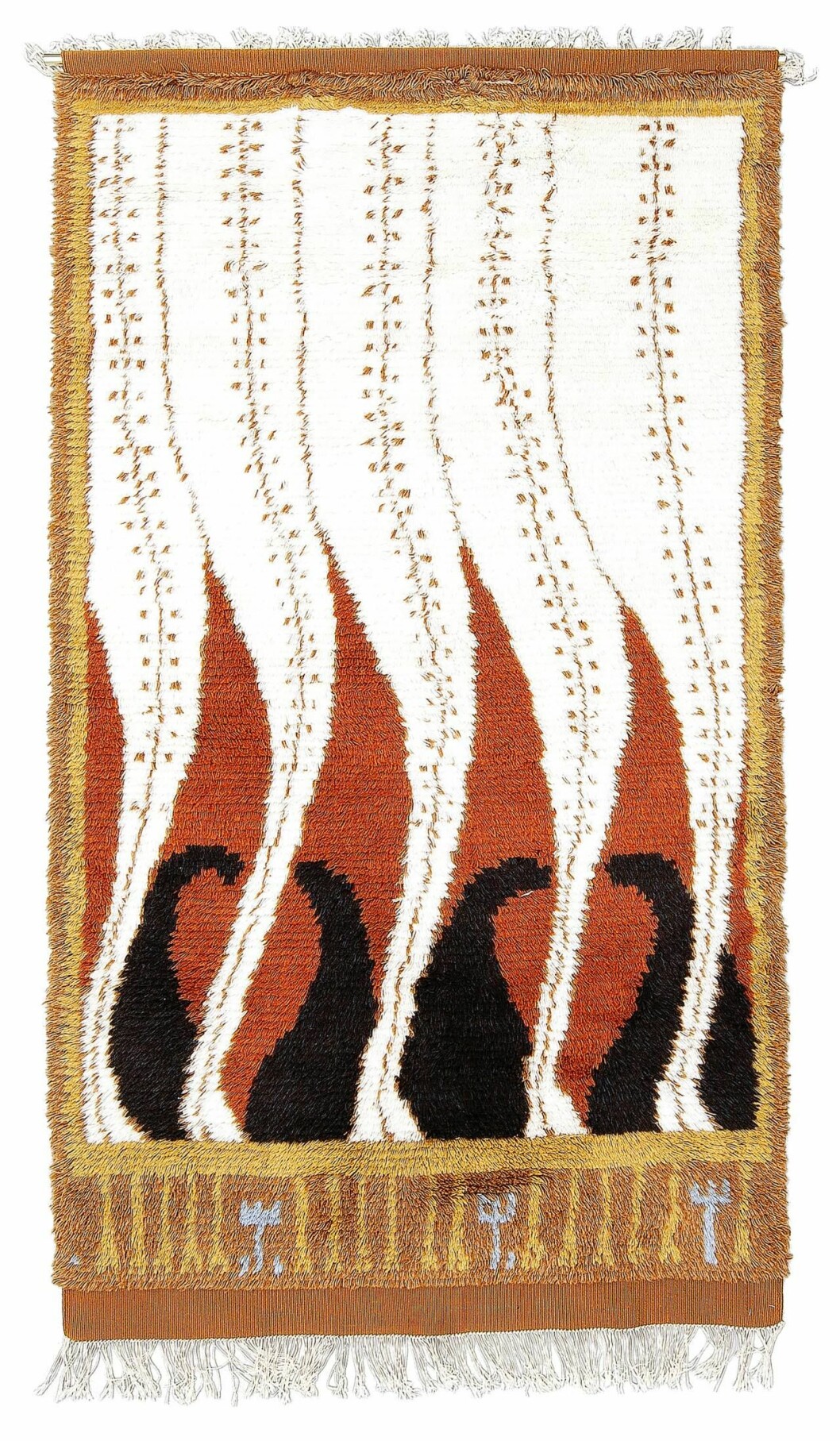 Finlands store nationalmålare Akseli Gallen-Kallela skapade den moderna finska ryan med Flamman år 1900. Finska Handarbetets vänner tog upp mönstret igen och det här exemplaret, 207×115 cm, är från 1985. Budgivningen nådde 550 euro (600) på Bukowskis Helsingfors 2016. Finska ryan med Flamma