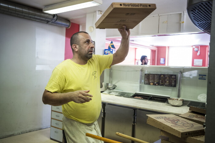 Beshar Toma fixade Kriminalvårdens beställning på pizzor till gisslantagarnas avdelning. Efter leverans släpptes en av vårdarna. Han bakade kebabpizzorna till anstalten