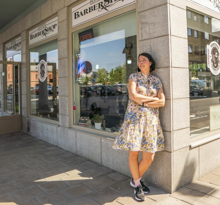 Åsa Avdic utanför fiket i ”Örebros Montmartre” där det blev många koppar kaffe när hon gick på gymnasiet. Åsa Avdic utanför lokalen som var stammisfiket när hon gick i gymnasiet.