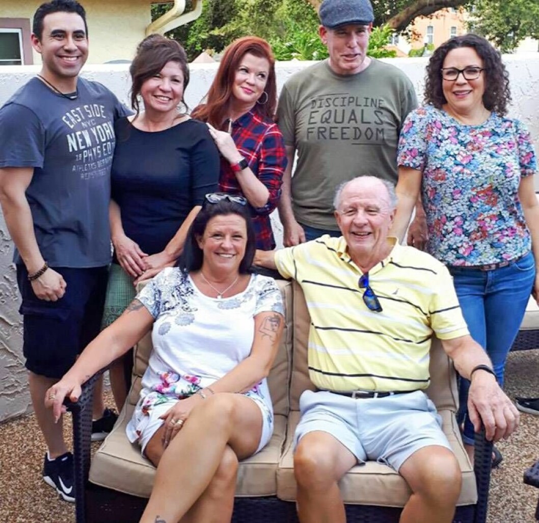 I USA fanns en helt okänd familj! Stående från vänster: brodern Patrick, Alica, Mary, kusinen Bra och Tricia. Sittande: Sabrine och hennes pappa Pat. Foto: Privat I USA fann Sabrine sin pappa, tre systrar, en adopterad halvbror och kusiner