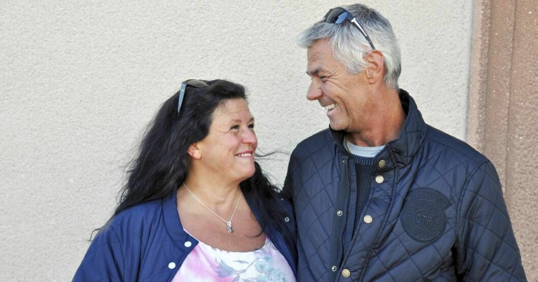 Maken Mikael har stöttat Sabrine när hon har letat efter sin okända familj. Foto: Per-Ola Ohlsson Sabrine lever med maken Mikael. Här tittar de förälskat på varandra