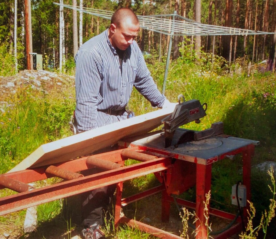 Här sågar David till bordsskivan till bordet som står i Sachas hus. David, Sachas son, sågar till en bordsskiva utomhus.