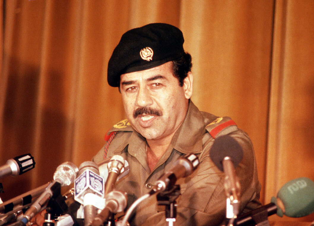 Saddam var Iraks diktator från 1979 fram till 2003 när amerikanska trupper intog Bagdad. Den 30 december samma år avrättades han genom hängning för brott mot mänskligheten. Saddam Hussien håller i en presskonferens
