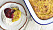 Saffranspannkaka i en vitblå form. Till vänster en assiett med en bit saffranspannkaka, hallonsylt och vispad grädde.