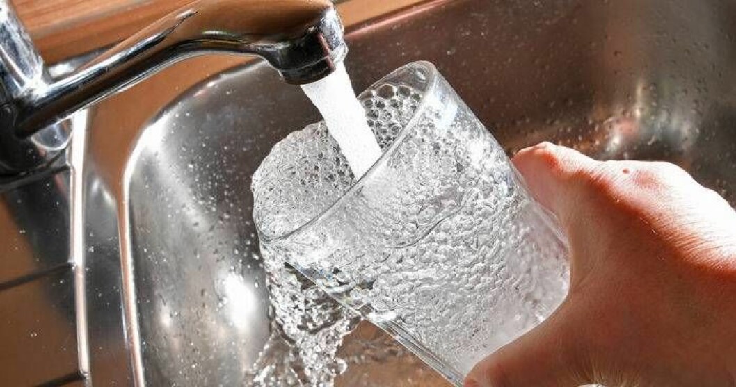 I Sverige är det, nästa, alltid säkert att dricka kranvattnet. Bild: IBL Någon fyller ett glas med vatten ur kran