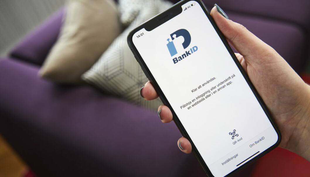 Kvinna som har mobilt BankID uppe på sin telefon.