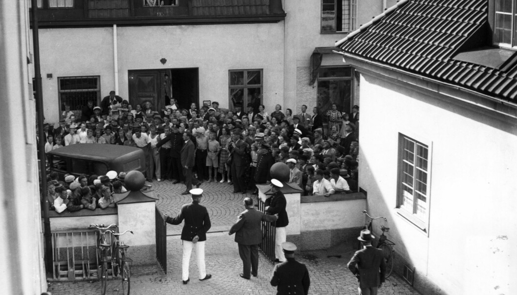 Intresserad allmänhet ser när Salaligan förs in på polishusets gård. Idag har polishuset förvandlats till Näringslivskontor.m Salaligan förs till polishuset 1936