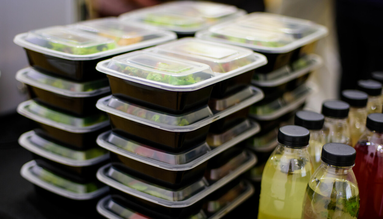 Sallader och annan mat förpackad i plastlådor travade på varandra. Till höger syns en rad med plastflaskor med dryck.