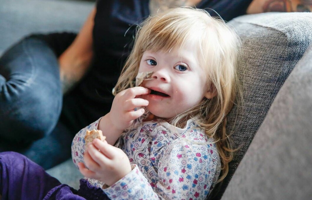 Just nu får Sally mat via en sond men annars äter hon sådant hon tycker är gott, gärna ostkrokar. Foto: Petra Älvstrand Sally föddes med Downs syndrom