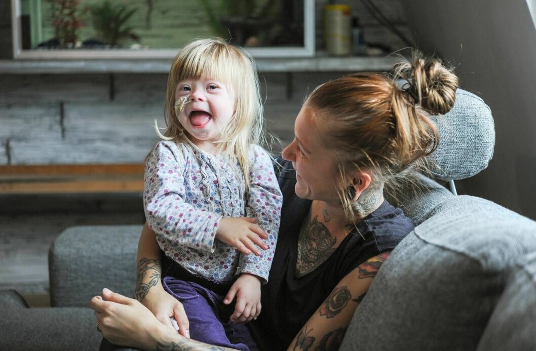 Mamma Sara och dottern Sally myser i soffan. Foto: Petra Älvstrand Saras dotter Sally har Downs syndrom