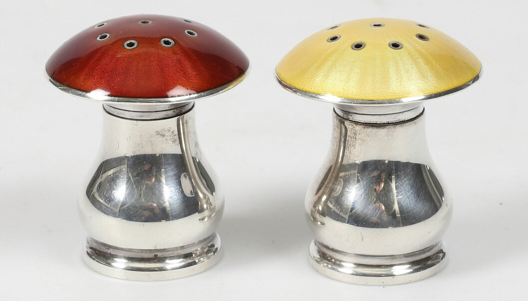 Salt- och pepparkar i form av svampar i sterlingsilver med röda och gula hattar.