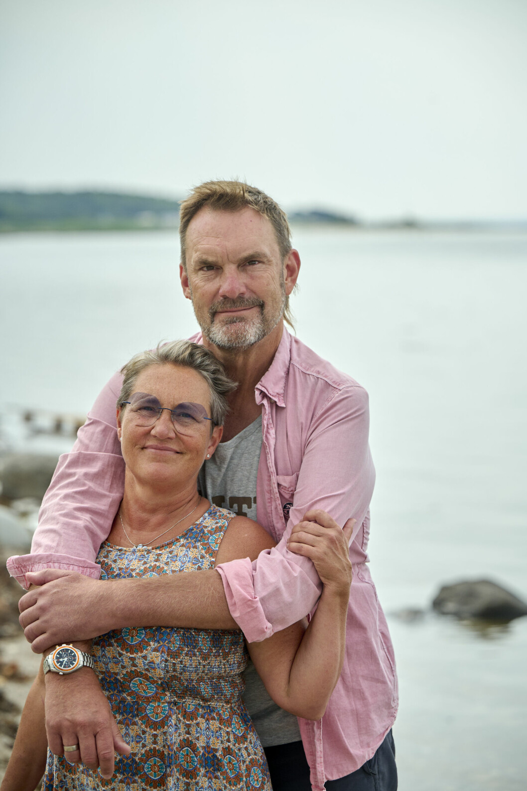 Först kom chockfasen, sedan acceptansfasen. Nu försöker paret göra det bästa av situationen – leva här och nu. Kristofer och Sanna står på stranden. Kristofer håller om Sanna.