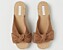 Sandaler i ljusbrun mocka med rosett, från H&amp;M