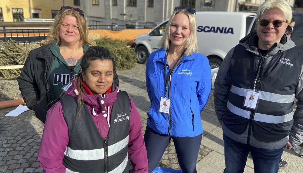 På plats på Medborgarplatsen, fr v Helene och Sandra som bägge är styrelsemedlemmar i Scala hundhjälp, Sandie och Daniel som är volontär och till vardags jobbar i en djurambulans. Fyra av alla som arbetar ideellt med Scalas hundhjälp, här på Medborgarplatsen i Stockholm.