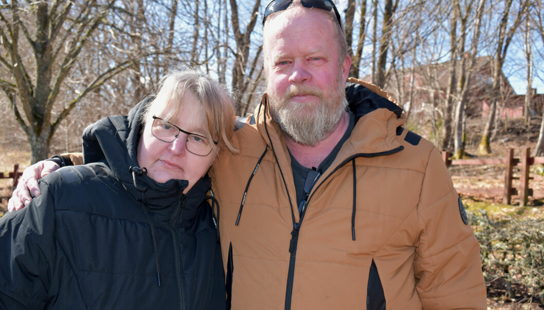 Martin håller om Ellenor.
