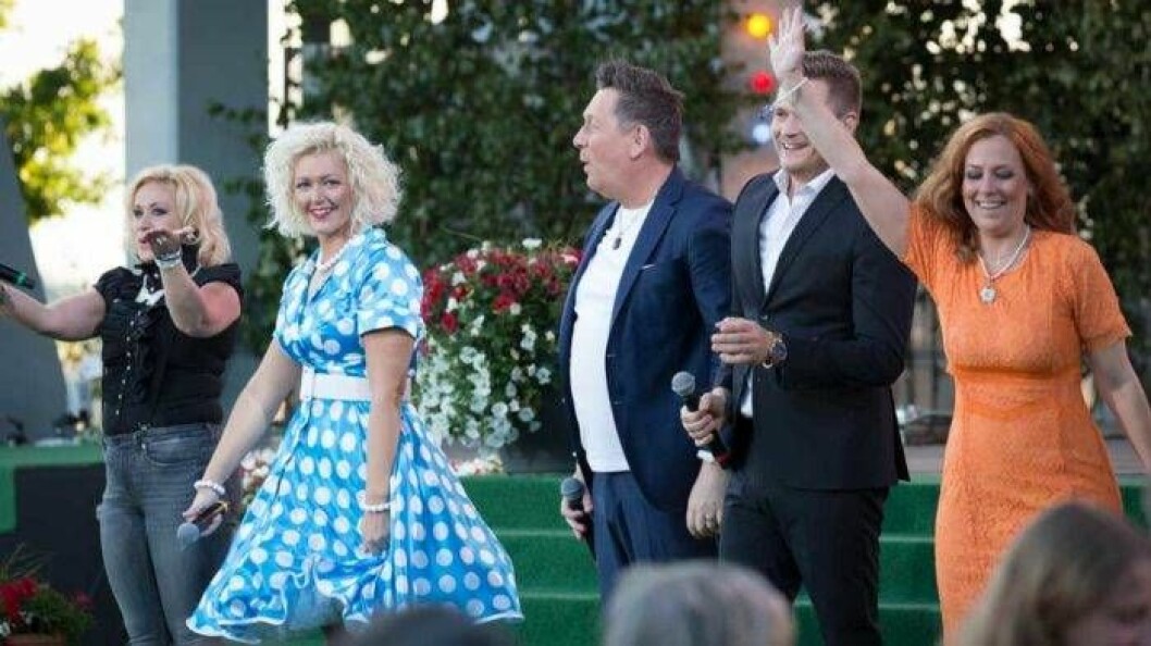 Sandra i prickigt på Allsång på Skansen, tillsammans med dansbandskollegorna Maria Persson, Henrik Sethsson, Andreas Olsson och Anna Sköld. Sandra Estberg från Martinez på Allsång på Skansen.
